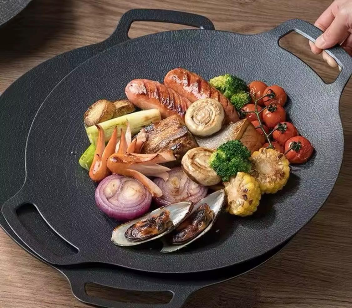 ForKumi 30cm Japanese nonstick skillet cooking assorted grilled vegetables and seafood on wooden table